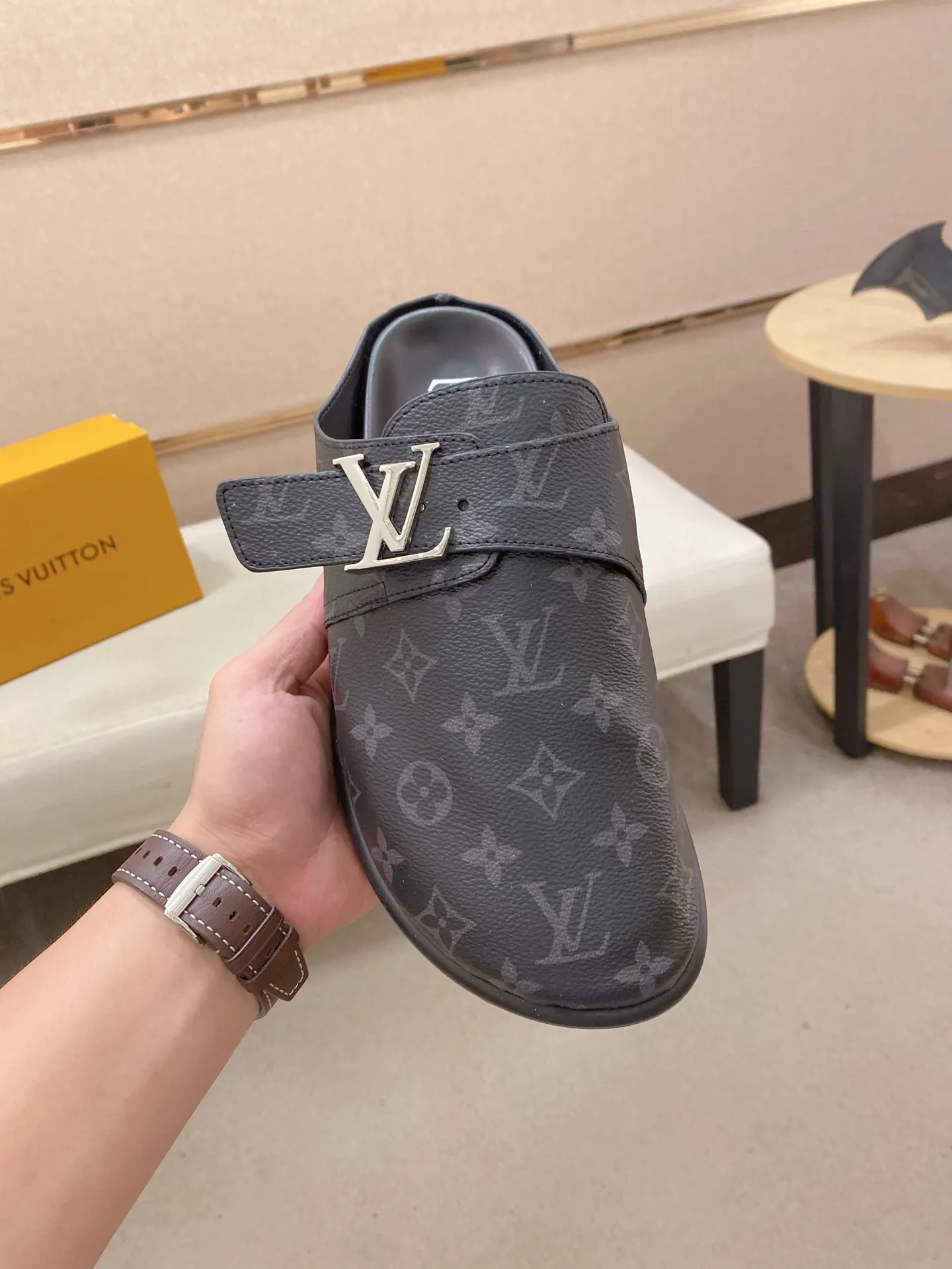 Men's shoes 💰: 360💰Made by LV🔍Top purchasing agents, men's spring and summer slippers are synchronized in the counters. The uppers are made of imported materials from Italy with logo graphics and high-quality craftsmanship. The soles: original soles specially provided by the original factory. The exclusive movable molded soles are super comfortable. Original goods follow the order, 🔍🔍high quality, you can enter and exit the counter at will. Welcome to compare, code number 38-44.